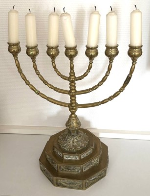Auktion 370<br>massiver Bronze Menora-Leuchter, H-37 cm, B-33 cm, Kerzenhalter beweglich [1]