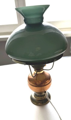 Auktion 370<br>Tischlampe in Form einer Petroleumlampe, H-37 cm [1]