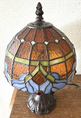 Auktion 370<br>kl. Tischlampe im Tiffany Stil, Kunststoffstand, H-33 cm [1]