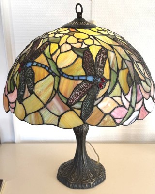 Auktion 370<br>grosse Tischlampe im Tiffany-Stil, massiver Bronzestand, H-50 cm, D-45 cm [1]