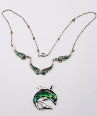 Auktion 370<br>Modeschmuck-Collier und Anhänger, je mit Paua-Muschel, Collier ca. L-42cm, Anh. L-4cm [1]