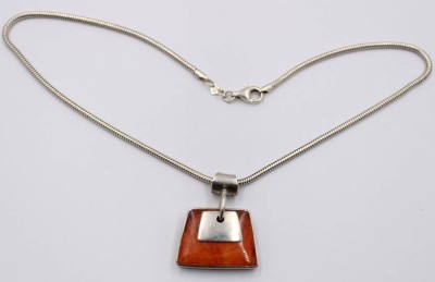 Auktion 370<br>Schlangenhalskette mit Emaille-/Perlmuttanhänger, 925er Silber, zus. ca. 23,3gr., L-40cm, Anh. L-3,5cm [1]