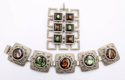 Auktion 370<br>gr. Anhänger und Armband, 60/70er Jahre, emailliert, Anh. L-8,5cm, Armband L-19,5cm [1]