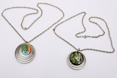 Auktion 370<br>2x Modeschmuck-Halsketten mit emaillierten Anhängern, Anh- ca. D-5cm [1]