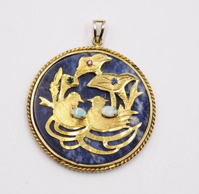 Auktion 370<br>chinesischer Anhänger, Lapis, 2 Opale, Saphir, Smaragd und Rubin, vergoldete Monturen, ca. D-5cm [1]