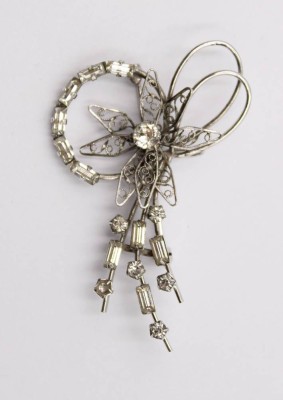 Auktion 370<br>Sterling-Brosche, besetzt mit klaren Steinen, 1x Stein fehlt, L-6cm, 6,8gr. [1]