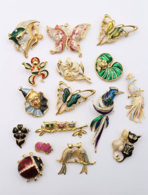 Auktion 370<br>Konvolut div. emaillierter Modeschmuckbroschen, ca. L-8cm [1]