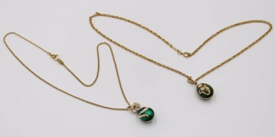 Auktion 370<br>2x Modeschmuckketten mit emaillierten Anhänger in Fabergé-Art, ca. L-52cm Anh. 3,5cm [1]