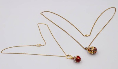 Auktion 370<br>2x Modeschmuckketten mit emaillierten Anhänger in Fabergé-Art, ca. L-52cm Anh. 3,5cm [1]