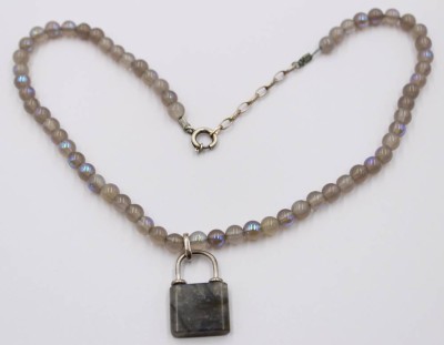 Auktion 370<br>Halskette mit Anhänger, Labradorit, 925er Silbermonturen, ca. L-44cm Anh. L-2,7cm [1]