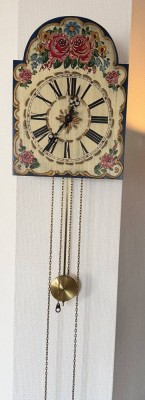 Auktion 370<br>Schwarzwälder Schilderuhr mit Rosenbemalung, Werk läuft [1]