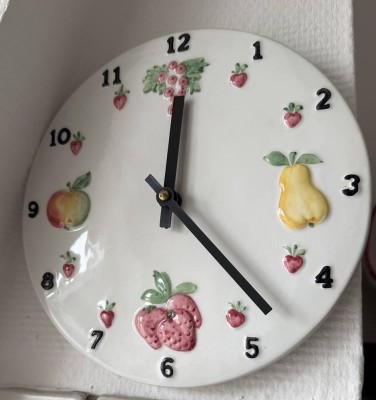 Auktion 370<br>Keramik-Küchenuhr mit Obstdekor, Batteriewerk, D-23 cm [1]