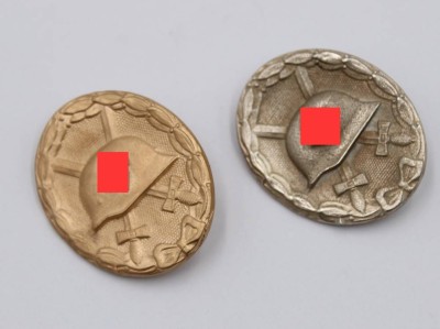Auktion 370<br>2x Verwundeten-Abzeichen, Silber u. Gold, undeutl. Herstellerpunze [1]