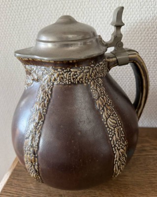 Auktion 370<br>gr. bauchiger Westerwälder Weinkrug mit Zinndeckel, R. Merkelbach, Grenzhausen, um 1910, Modellnummer 2205, H-28 cm, D-ca. 25 cm, sammelwürdige Erhaltung [1]
