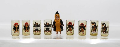 Auktion 370<br>8x Schnapsgläser mit Emaillemalerei sowie kl. Puppe, Münchner Kindl, älter, ca. H-5cm Puppe H-8cm [1]