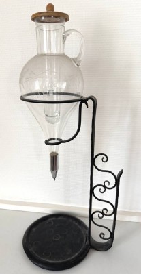 Auktion 370<br>vintage Weinheber in schmiedeeiserner Halterung, Glas mit Traubenschliff, H-55 cm [1]
