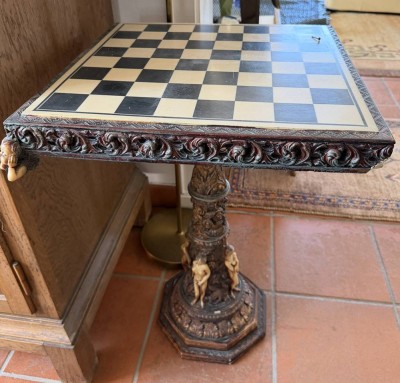 Auktion 370<br>schwerer Schachtisch, Kunstmasse, 2 Eck-Putti fehlen, H-67 cm, 45x45 cm, zerlegbar [1]