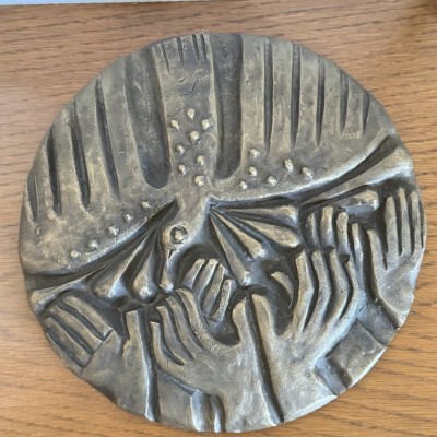 Auktion 370<br>gr. runde Bronze-Plakette, Vogel und Hände, [1]