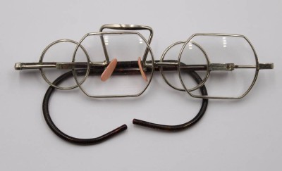 Auktion 370<br>ausgefallene Brille, älter, Art Gleitsicht? [1]