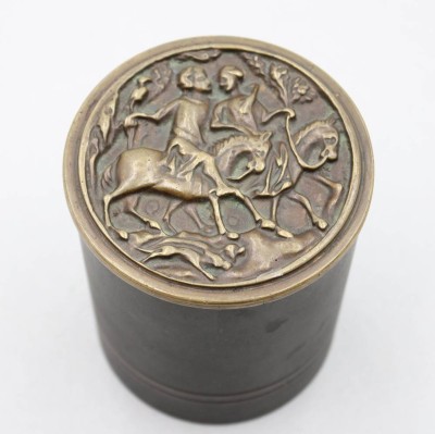 Auktion 370<br>Deckeldose, Deckel reliefiert, Bronze, ca. H-10,2cm D-8,5cm [1]
