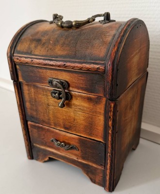 Auktion 370<br>Holz-Schmuckkasten, Messinggriff, H-20 cm, 15x12 cm [1]
