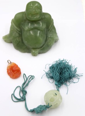 Auktion 370<br>3 Teile Jade, wohl China, Buddha und 2 Anhänger, Buddha H-8cm [1]