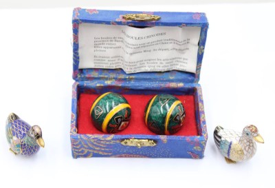 Auktion 370<br>Paar Klangkugeln in Kasten sowie 2 kl. Cloisonné-Enten, China, Kasten ca. H-4cm B-10cm [1]