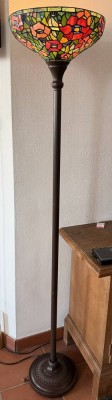 Auktion 370<br>Deckenfluter . Metallstand  (wohl Bronze) mit Tiffany Stil Lampenschirm, H-ca. 178 cm [1]