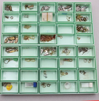 Auktion 370<br>Konvolut div. Schließen etc., teilw. Silber u. Gold [1]