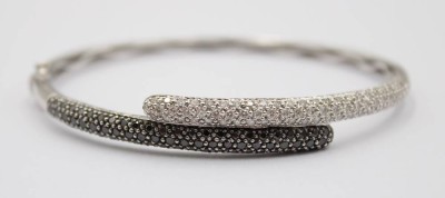 Auktion 370<br>modernes 585er WG Armband, Black & White Brillanten, ca. 13,7gr., ca. D-6cm [1]