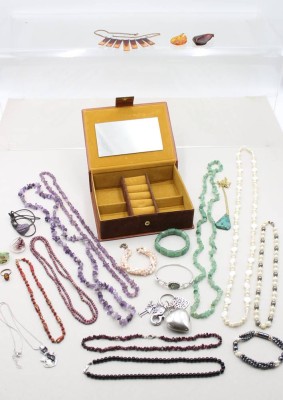 Auktion 370<br>kl. Kasten mit div. Schmuck,. teilw. Halbedelsteine [1]