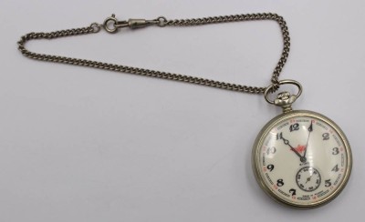 Auktion 370<br>russische Taschenuhr, Marke Molnija, Werk läuft, verso Eisenbahnrelief, an Kette, ca. D-5cm [1]