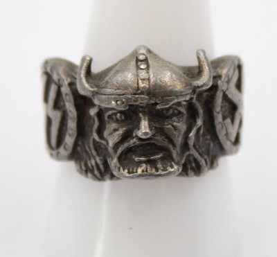 Auktion 370<br>Replik eines Wikinger-Ringes, beidseitig Runen aus der Zeit des 3. Reiches, RG 63 [1]