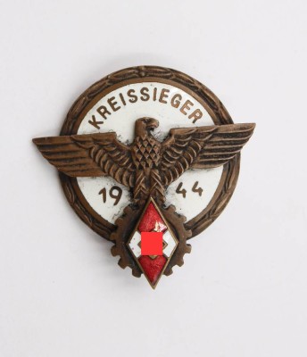 Auktion 370<br>Replik, Ehrenzeichen „Kreissieger“, Reichsberufswettkampf von 1944, verso Hersteller [1]