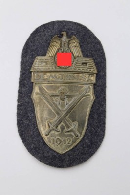 Auktion 370<br>Demjansk-Schild, aus der Zeit ? [1]