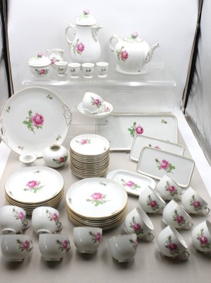 Auktion 370<br>59 Serviceteile, Fürstenberg, Form „Alt Fürstenberg“,  Dekor „Rote Rose