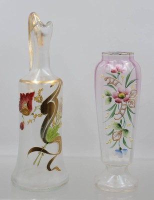 Auktion 370<br>Vase und Karaffe (ohne Stöpsel), je mit Emaillemalerei, älter, ca. H-18 bis 23cm [1]