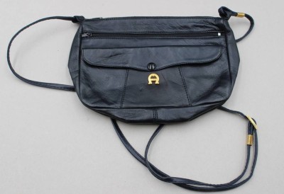 Auktion 370<br>kl. Damenhandtasche, Aigner, blaues Leder, ca. 15 x 22cm [1]