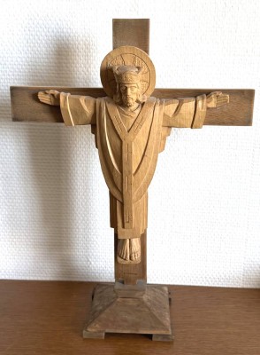 Auktion 370<br>E. Thomann signiertes Tisch-Kruzifix, Handarbeit, H-41 cm, B-32 cm [1]