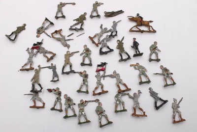 Auktion 370<br>kl. Konvolut älterer Zinn-Soldaten, wohl 1. WK, ca. H-5cm [1]