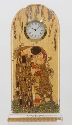 Auktion 370<br>Tischuhr, Glas, „Der Kuss“ von Gustav Klimt, Quarzuhrwerk nicht geprüft, Gehäuse am Stand 2x Bestossen, ca. H-22cm B-10,5cm [1]