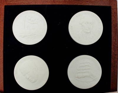 Auktion 370<br>4x Meissen-Plketten, 2x Berühmte Deutsche, Geschichte de Eisenbahn und Seefahrt, in Kasten, je D-4cm [1]