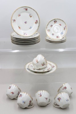 Auktion 370<br>19 Serviceteile, älter, Blumen und Golddekor, 6x Tassen, 5x U.T., 8x Kuchenteller, Tassen H-6,3cm [1]