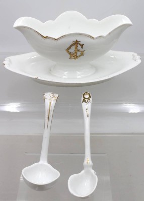 Auktion 370<br>gr. Sauciere mit Ziermonogramm und 2 Saucenkellen, Mansard, Frankreich, Golddekor berieben, H-11,5cm B-27cm, Kellen Ca. L-20cm [1]