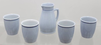 Auktion 370<br>4 Becher und ein Krug, Lilien Porzellan, ca. H-12cm und H-7,6cm [1]