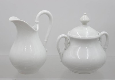Auktion 370<br>gr. Milchkännchen und Zuckerdose, Weißporzellan, älter, ungemarkt, ca. H-16,5cm [1]