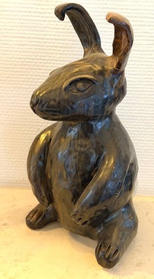 Auktion 370<br>gr. Majolika-Hase, H-30 cm, ein Ohr geklebt [1]