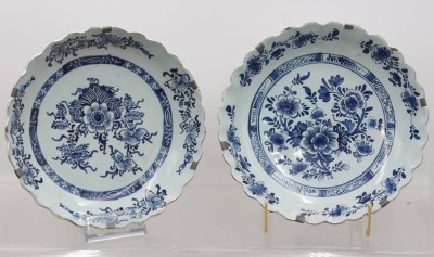 Auktion 370<br>paar frühe Schalen, wohl 18. Jhd., florale Dekore, ungemarkt, ca. H-5,5cm D-22cm [1]