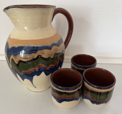 Auktion 370<br>gr. Weinkrug mit 3 Bechern, Laufglasur, H-23 cm [1]