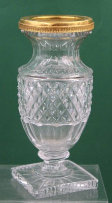 Auktion 370<br>Vase, Frankreich, älter, Kristall mit vegoldeter Montur, Baccarat Art, leider Stand mit Bestossung und Montur mit Druckstellen, ca. H-22,5cm [1]